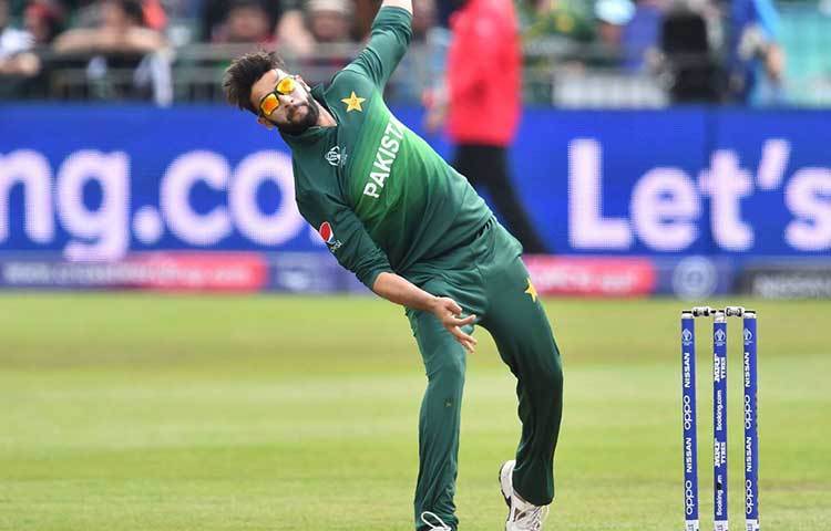 ছোটবেলায় হাত পাকিয়েছিলেন পেসার হিসাবে। তবে এখন স্পিন বোলিংয়ে নাম করেছেন পাকিস্তানের ইমাদ ওয়াসিম। ব্যাট হাতেও কম যান না। তবে পাকিস্তানের হয়ে খেললেও ইমাদের জন্ম হয়েছিল ওয়েলসের সোয়ানসিতে। জন্মসূত্রে ব্রিটিশ ইমাদ ৪৮টি ওডিআইতে ৮২৫ রান ছাড়াও তুলে নিয়েছেন ৩৯ উইকেট।