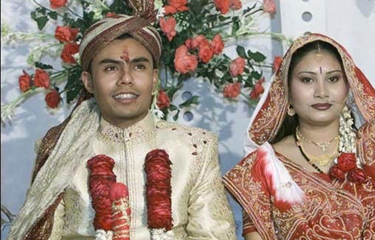 ২০০৪ সালে তিনি বিবাহবন্ধনে আবদ্ধ হন। তার স্ত্রীর নাম ধরমিতা কানেরিয়া। তাদের এক পুত্র এবং এক কন্যাও রয়েছে।