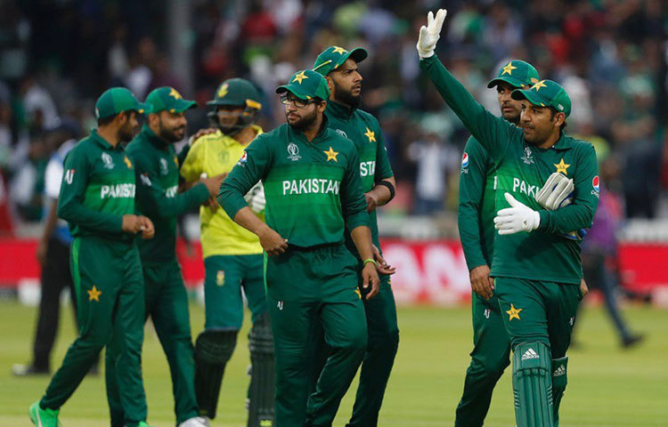 পাকিস্তানের সেমিফাইনালের দৌড়ে টিকে থাকার আশা অনেকটাই কম। সরফরাজদের টিকে থাকতে হলে পরের ম্যাচে লর্ডসে বাংলাদেশকে বিশাল ব্যবধানে হারাতে হবে। তাপরেও তাকিয়ে থাকতে হবে ইংল্যান্ডের বিরুদ্ধে কিউইদের হারের দিকে।