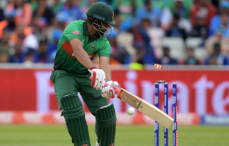 একই কথা প্রযোজ্য তামিম ইকবালের ক্ষেত্রেও। ভালো শুরু করেও ইনিংস টেনে নিয়ে যেতে পারলেন না তিনি। পিচের চরিত্র বুঝতে না পেরে শামির বলে বোল্ড হন তিনি।