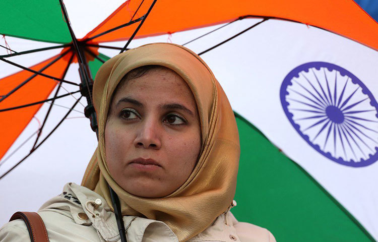 বৃষ্টিতে ম্যাচ ভেস্তে গেলে অবশ্য সুবিধা ভারত। গ্রুপ লিগে পয়েন্ট বেশি থাকার দরুণ ফাইনালে চলে যাবে ভারত।