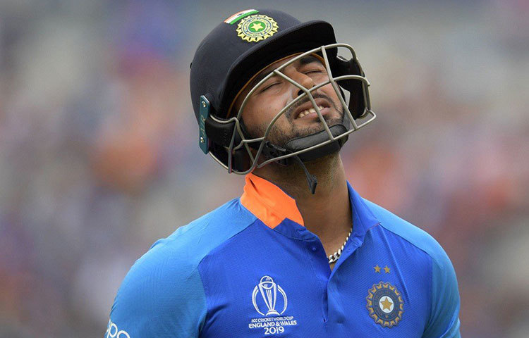 ঋষভ পান্থের পরিণতি বোধের অভাব চোখে আঙুল দিয়ে দেখিয়ে দিল কিউয়িরা। যে সময় সিঙ্গলস নিয়ে ম্যাচের রাশ নিজেদের হাতে নেওয়ার কথা ছিল সেই সময় হঠাৎ বড় শট নেওয়ার ভুল করে বসলেন পান্থ।