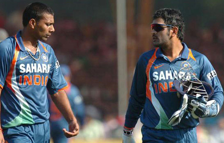 ২০১২ সালে অস্ট্রেলিয়ার বিরুদ্ধে ৫৮ বলে ৪৪ রান করে ভারতের হয়ে জয়ের জন্য প্রয়োজনীয় রান তুলে নেন ২ বল বাকি থাকতেই। ভারতের এই জয় দেখে জতটা সহজ মনে হয়েছিল আসলে ততটা সহজ ছিল না।