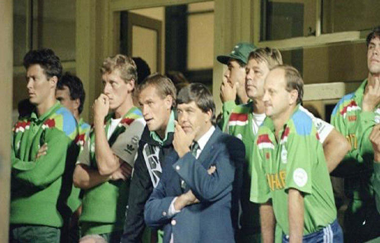 বৃষ্টি থামার পর ডার্কওয়াথ লুইস নিয়মে দক্ষিণ আফ্রিকার লক্ষ্য দাঁড়ায় ১ বলে ২২ রান। কিন্তু এখানেও ছিল হিসাবের ভুল। আসলে দরকার ছিল ২১ রান। দক্ষিণ আফ্রিকা শেষ বলে ১ রান করে এবং ইংল্যান্ড ম্যাচটি জিতে যায় ১৯ রানে।