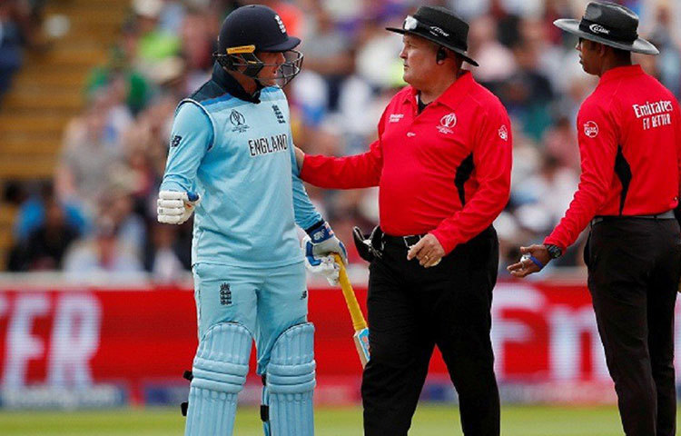 একজন ক্রিকেটারের থেকে যদিও আম্পায়ারদের ম্যাচ ফি এখনও অনেকটাই কম। একজন ক্রিকেটার যেখানে ওয়ানডে ম্যাচ ফি বাবদ পান ছয় লাখ টাকা, অন্যদিকে একজন আম্পায়ার পেয়ে থাকেন দেড় লাখ টাকার কাছাকাছি। বিশ্বকাপসহ নানা আইসিসি পরিচালিত টুর্নামেন্টে বাড়তি টাকা পেয়ে থাকেন আম্পায়াররা।