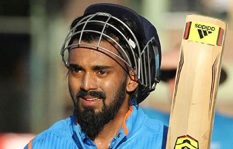 লোকেশ রাহুল বা শ্রেয়াস আইয়ার: ধাবাবাহিকতার অভাবে ভুগতে থাকা মনীষের জায়গায় আজ দলে আসতে পারেন লোকেশ বা শ্রেয়াশ। দুই ম্যাচেই মোটের উপর ব্যর্থ মনীশকে বসিয়ে আরও দুই তরুণ তাস লোকেশ বা শ্রেয়সের উপর আজ ভরসা দেখাতেই পারে ভারতীয় দল। মিডল অর্ডারকে শক্ত করাই এর উদ্দেশ্য।