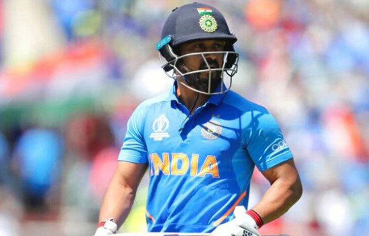 কেদার যাদব: ব্যাট-বল দুই বিভাগেই তাকে কাজে লাগাতে পারে দল। এমন প্লেয়ারকে বেশি করে দলে চান বিরাট-রবি। তবে ভালো পারফরম্যান্স নেই প্রায় অনেকদিন। তবু সুযোগ পেয়েছেন। এবার বোধ হয় নিজের জায়গা পাকা করতে হবে তাকে।