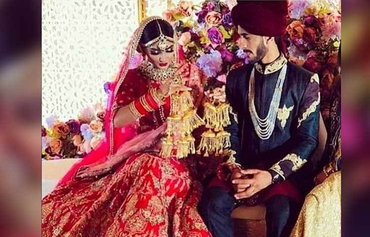 বিয়েতে সামিয়া পরেছিলেন লাল দোপাট্টা ও লেহেঙ্গা। আর হাসান আলি পরেছিলেন কালো রঙের শেরওয়ানি।