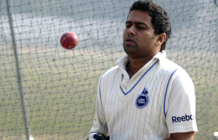 সৌরভের সময়কালে খেলেছেন ছয়টি টেস্ট। রান করেছিলেন ২৬৪। টেকনিকের দিক থেকে তিনি এগিয়ে থাকলেও সেভাবে রান পাননি। সৌরভের থেকে সেইভাবে সাহায্যও পাননি। অন্য ওপেনার সেহবাগ দাপিয়ে খেললেও তার সঙ্গী পেতে বেশ ঘাম ঝরাতে হয়েছিল ভারতকে।