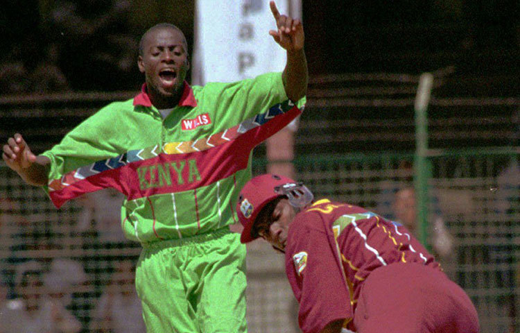 মরিস ওদুম্বে: ১৯৯৬ বিশ্বকাপে কেনিয়া মুখোমুখি হয় শক্তিশালী ওয়েস্ট ইন্ডিজের। টস জিতে কেনিয়াকে ব্যাট করতে পাঠান ক্যারিবিয়ান অধিনায়ক রিচি রিচার্ডসন। মাত্র ১৬৬ রানে অলআউট হয়ে যায় আফ্রিকান দেশটি। কিন্তু বল হাতে অধিনায়ক ওদুম্বে ক্যারিবিয়ান দৈত্যদের দাপট শেষ করে দেন মাত্র ৯৩ রানে। ১০ ওভার বল করে তিনটি মেডেন দিয়ে তিনি নেন তিন উইকেট।