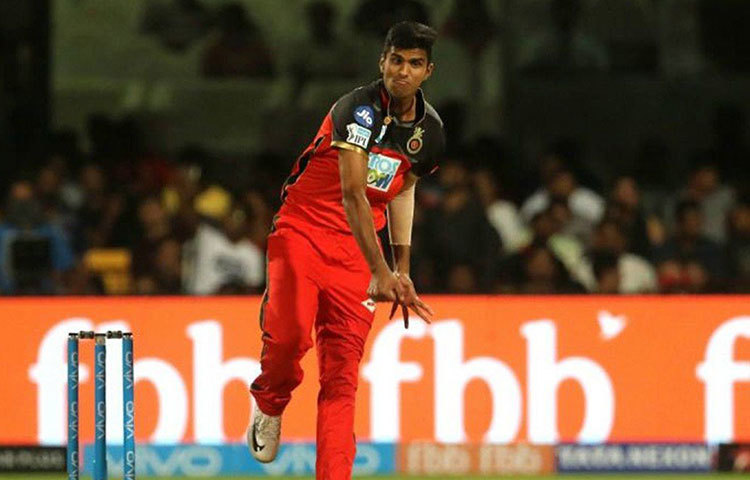 রয়্যাল চ্যালেঞ্জার্স বেঙ্গালুরুর ওয়াশিংটন সুন্দরের আইপিএল রেকর্ড বেশ ভালো। সিএসকের বিরুদ্ধে আরসিবি মাত্র দুই স্পিনার নিয়ে খেলেছিল। চেন্নাইয়ের ধীরগতির পিচে তিনি উপযুক্ত হতে পারতেন। তিনি থাকলে সানরাইজার্স হায়দরাবাদের বিরুদ্ধে ওয়ার্নারদের পাওয়ার হিটিং আটকানো যেতে পারত বলেই মনে করছেন ক্রিকেট বিশেষজ্ঞরা। কোহলিদের এই বিপর্যয়ের অবস্থায় তিনি রক্ষাকর্তা হতেই পারেন।