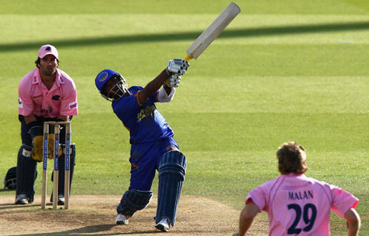 এখন পর্যন্ত আইপিএল ২০টি ম্যাচ খেলে ডানহাতি ব্যাটসম্যান স্বপ্নিল ৪২৩ রান করেছেন, গড় ২১.১৫।