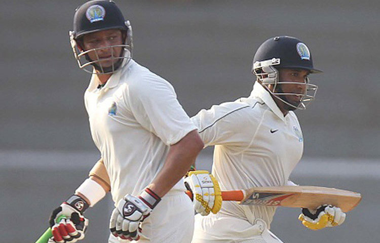 রঞ্জি ট্রফিতে তার ২৮টি সেঞ্চুরি ভারতীয় ক্রিকেটের রেকর্ডবুকে যুগ্মভাবে তৃতীয় স্থানে রয়েছে।