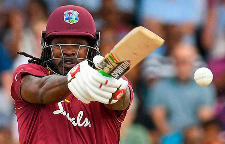 ক্রিস গেইল: ওয়েস্ট ইন্ডিজ দলের অন্যতম ভয়ঙ্কর ক্রিকেটার। ২৮৯টি একদিনের ম্যাচে দশ হাজারের বেশি রান করা গেল একাই যে কোনও মুহূর্তে ম্যাচের রং পাল্টে দিতে পারেন।