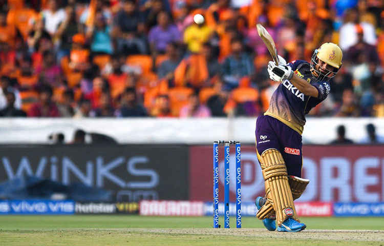 সাত নম্বরে থাকার কথা রিঙ্কু সিংহের। আলিগড়ের বছর কুড়ির এই ক্রিকেটার গত ম্যাচে খারাপ খেলেননি। আজকের গুরুত্বপূর্ণ ম্যাচে শেষের দিকে খেলানো হতে পারে রিঙ্কু সিংহকে। প্রয়োজনে দ্রুত রান তুলতে পারেন তিনি।