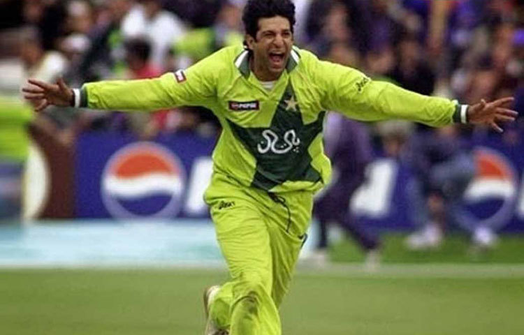 ওয়াসিম আকরাম: বিশ্বের সর্বকালের অন্যতম সেরা বাঁ হাতি বোলার। ক্রিকেট ইতিহাসের অন্যতম সেরা ফাস্ট বোলার হিসেবে বিবেচিত হন আক্রম। ৩৫৬টি ওয়ানডে আন্তর্জাতিক ম্যাচে ২৩ বার ৪টে বা তার বেশি উইকেট নেওয়ার রেকর্ড রয়েছে তার।