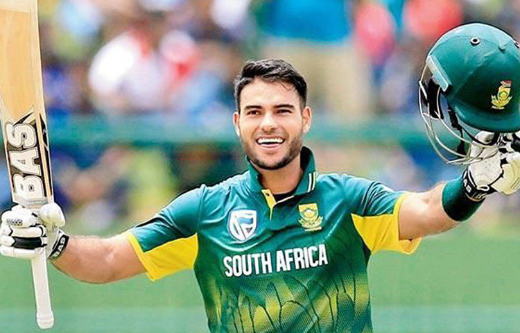 রিজা হেন্ডরিক্স: দক্ষিণ আফ্রিকার হয়ে ১৮টি একদিনের ম্যাচ খেলা রিজাকে দলে নেওয়া হয়নি। নির্বাচকদের এই সিদ্ধান্ত অবশ্যই প্রশ্নের মুখে। রিজার মতো ব্যাটসম্যান দলে থাকলে মিডল অর্ডার মজবুত হত বলে মনে করেন অনেকে।