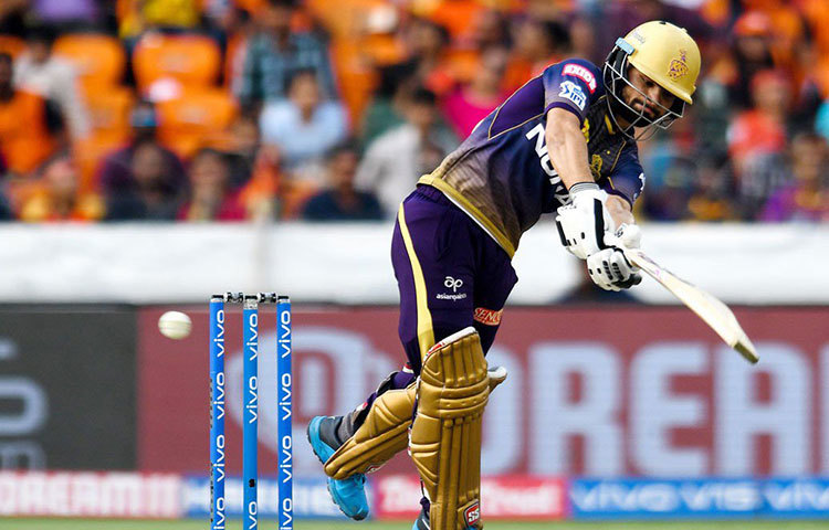 আরও একটা বিষয়ে রহস্য থেকে যাবে। দলে কেন রিঙ্কু সিংহ? সাত নম্বরে ব্যাটিং করতে নেমেছেন রিঙ্কু। ঠিক কোন কারণে রিঙ্কু প্রথম একাদশে জায়গা পেলেন, তা নিয়েও প্রশ্ন তুলেছেন কেকেআর সমর্থকেরা। প্রশ্ন উঠছে, কেকেআরের দল নির্বাচন নিয়েও। গতকালের আগে ১০ ম্যাচে ৩ উইকেট নেওয়া প্রসিদ্ধ কৃষ্ণ কী কারণে এই নক আউট ম্যাচে, তা বুঝে উঠতে পারছেন না কেউই।