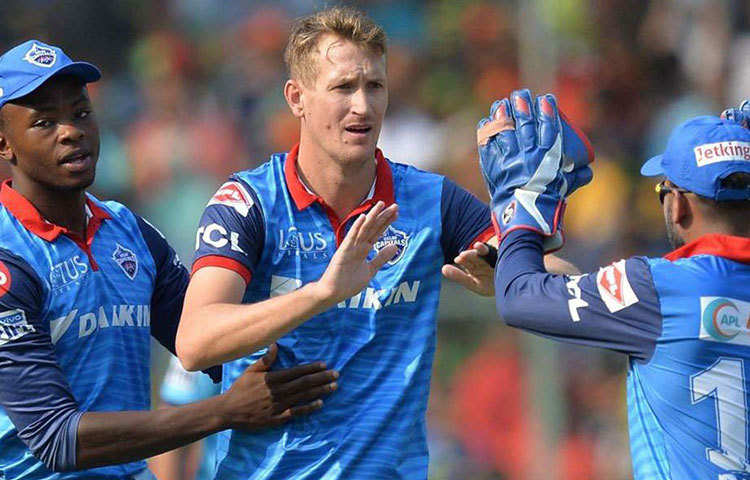 চার. কিমো পলের তুলনায় ক্রিস মরিস বেশি অভিজ্ঞ। অথচ টিম ভাবনার গলদে তিনিই শুক্রবারের ম্যাচ থেকে বাদ পড়লেন। সৌরভ ও পন্টিংয়ের মাথা যে দলের নেপথ্যশক্তি, তাতে এমন ভুল কেমন করে হয় সেটাই ভাবাচ্ছে ক্রিকেটমোদীদের।