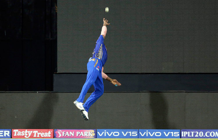 ‘ক্যাচ অব দ্য সিজন’ অবশ্যই মুম্বাই ইন্ডিয়ান্সের কিয়েরন পোলার্ডের দখলে। ঠিক বাউন্ডারি লাইনের পাশে সুরেশ রায়নার ক্যাচটি দখল করেন তিনি। তিনিও পাচ্ছেন ১ লাখ টাকা। সঙ্গে একটি গাড়িও।