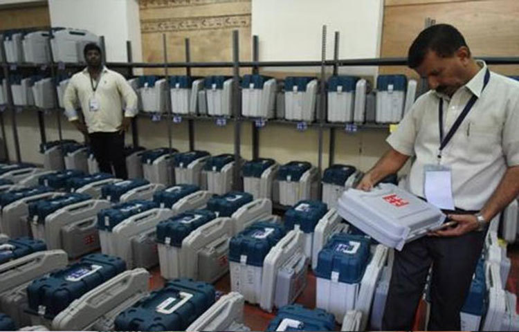 ইভিএমের রেজাল্ট বোতাম টিপলে ভোটের ফল দেখা যাবে। ম্যানুয়ালি ও কম্পিউটারে দুভাবেই রেজাল্টের হিসেব হবে।