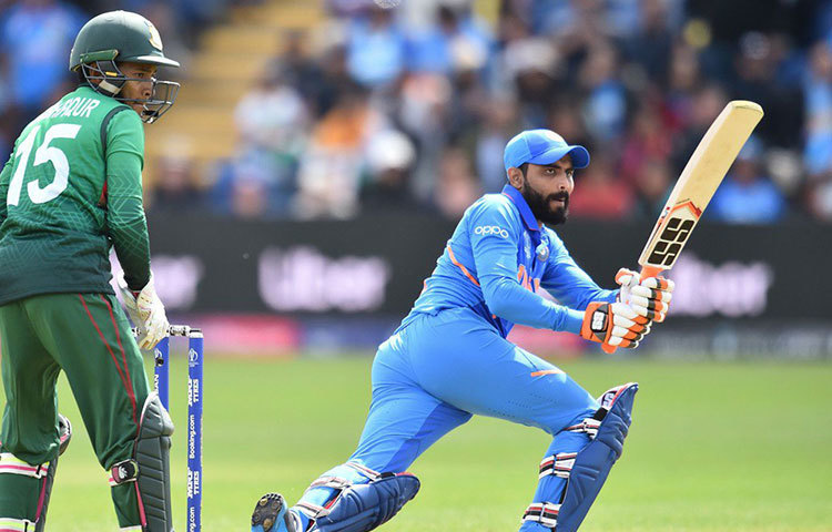 সাত নম্বরে রবীন্দ্র জাদেজাকে রেখেছেন লক্ষ্মণ। অলরাউন্ড পারফরম্যান্সের জন্যই লক্ষ্মণের স্কোয়াডে জায়গা পেয়েছেন বাঁ-হাতি অলরাউন্ডার।