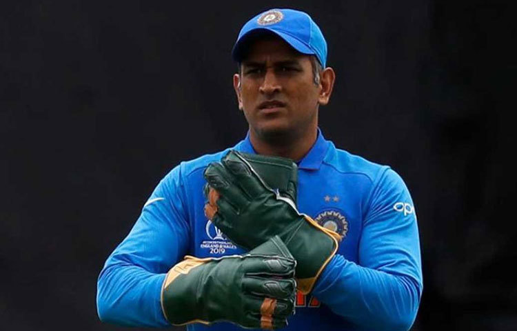 ছ’নম্বরে থাকছেন ওয়ান অ্যান্ড ওনলি মহেন্দ্র সিং ধোনি। ২০১৭ এবং ২০১৮ সালে ধোনির পারফরম্যান্স খুব একটা ভালো ছিল না। তবে ২০১৯টা বেশ ভালো কাটছে তার। বিশ্বকাপের প্রথম ম্যাচে দক্ষিণ আফ্রিকার বিরুদ্ধে মাঠে নেমে নতুন বিশ্বরেকর্ড করেন ধোনি। তিনি প্রথম উইকেট রক্ষক, যিনি ৬০০টি আন্তর্জাতিক ইনিংসে উইকেট কিপিং করলেন।