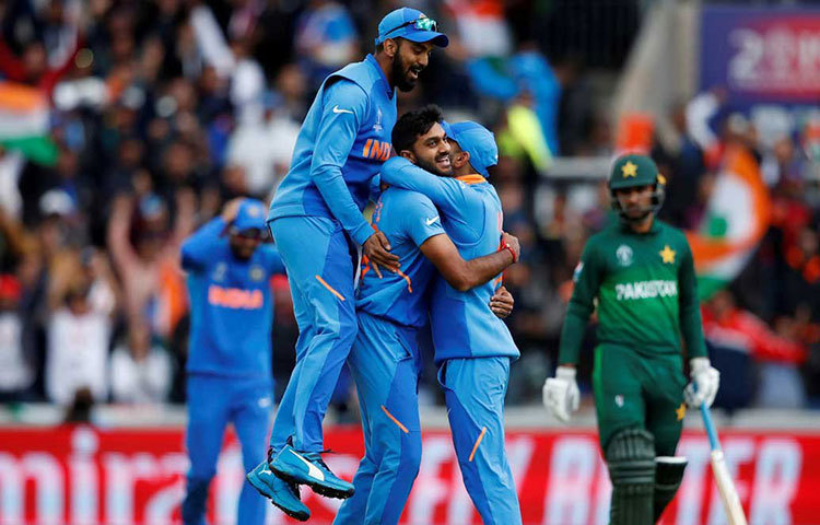 বিজয়: ব্যাট হাতে তেমন কিছু করতে না পারলেও বিশ্বকাপে নিজের প্রথম বলেই উইকেট নেওয়ার রেকর্ড করে ফেললেন। হাতে চোট পেয়ে ভুবনেশ্বর মাঠ ছাড়লেও তার অভাব বুঝতেই দিলেন না তিনি।