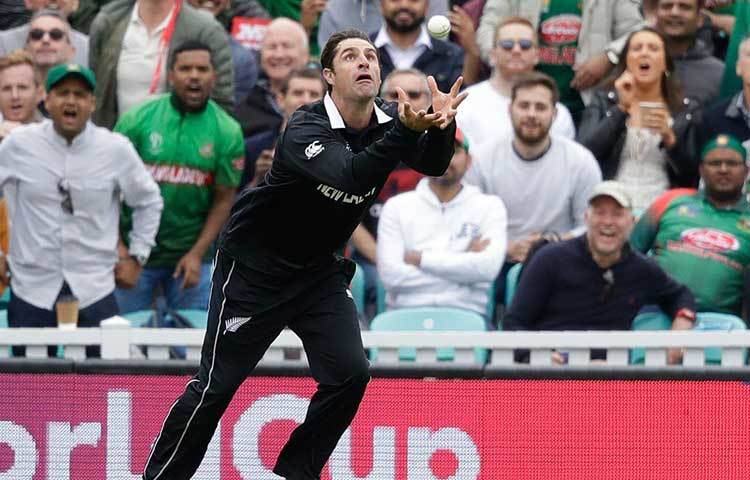 লোয়ার অর্ডারে নেমে মারকাটারি ব্যাট করতে পারেন। সঙ্গে ফাস্ট বোলিংয়ের হাতটাও বেশ ভালো। অলরাউন্ডার হিসাবে নিউজিল্যান্ডের বড় ভরসা কলিন ডে গ্র্যান্ডহম। তবে কিউয়িদের হয়ে খেললেও কলিনের জন্ম জিম্বাবুয়েতে। ২০০৪ সালে সে দেশের হয়ে অনূর্ধ্ব-১৯ বিশ্বকাপও খেলেছিলেন। ৩১টি ওডিআইতে ৪৫৮ রান ছাড়াও রয়েছে ২১ উইকেট।