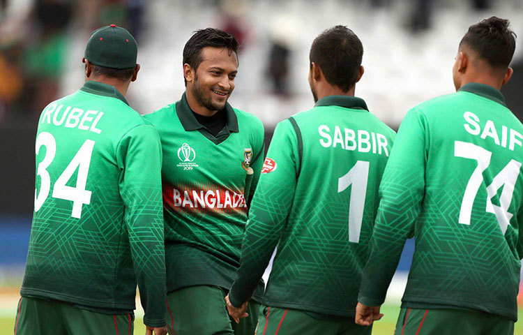 প্রোটিয়াদের পর সোমবার টনটনে ক্যারিবিয়ানদের অনায়াসে হারায় বাংলাদেশ। ৩২১ রান করলেও সেই লক্ষ্য অতি সহজেই পূরণ করেন সাকিব আল হাসানরা। ৪১.৩ ওভারে মাত্র ৩ উইকেট খরচ করেন তারা। চলতি বিশ্বকাপের দ্বিতীয় শতরান (১২৪ রান) আসে শাকিবের ব্যাট থেকে। সঙ্গে ২ উইকেট নিয়ে ম্যাচের সেরাও হন সাকিব।