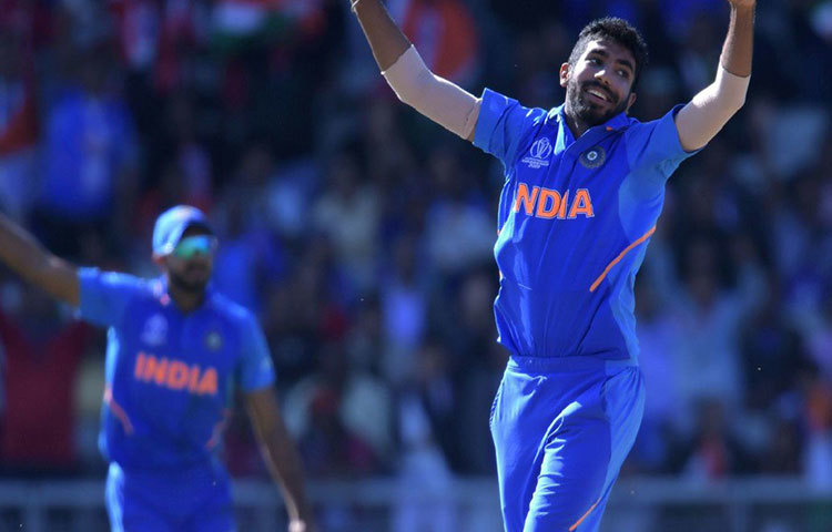 বুমরাহ-শামির জুটি যেভাবে বিপক্ষের মনে শুরুতেই ভয় ধরিয়ে দিচ্ছে, তা থেকে বেরিয়ে আসা প্রায় অসম্ভব হয়ে পড়ছে যেকোনও ব্যাটিং লাইনআপের পক্ষে। এতদিন ওয়েস্ট ইন্ডিজ, অস্ট্রেলিয়া, দক্ষিণ আফ্রিকার বোলাররা ভারতীয় ব্যাটসম্যানদের যে চীন মিউজিক শুনিয়ে এসেছেন, তা এবার ফিরিয়ে দেওয়ার পালা নতুন ভারতীয় বোলিং লাইন আপের।