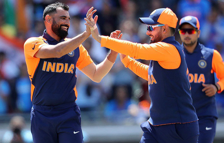 বিরাট-রোহিত ম্যাচের হাল ধরেন। রোহিতের ১০৯ বলে ১০২ রান এবং কোহালির ৭৬ বলে ৬৬ রান ভারতকে এগিয়ে নিয়ে গেলেও ছন্দপতন হয় দুই ব্যাটসম্যান ফিরে যেতেই।