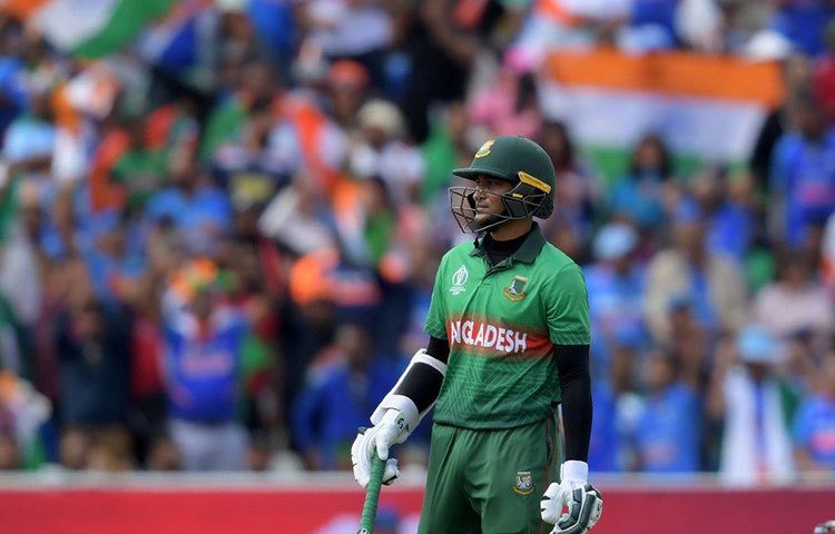 চলতি বিশ্বকাপে এমনই এক নায়ক সাকিব আল হাসান। সাকিব এই বিশ্বকাপে বাংলাদেশের ‘ওয়ান ম্যান আর্মি’। ব্যাট হাতে ৬০৬ রান এবং বল হাতে ১১ উইকেট। এরকম দুরন্ত পারফরম্যান্সের পরেও শাকিব কিন্তু বাংলাদেশকে সেমিফাইনালে তুলতে পারেননি।