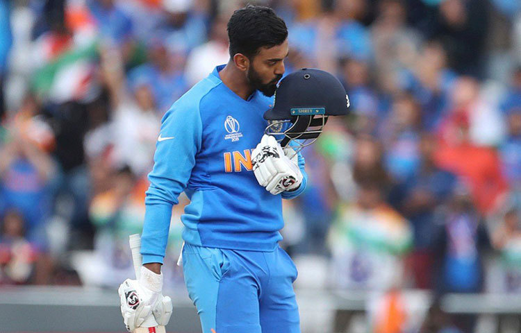 রোজই ভালো শুরু করেও ফিরতে হচ্ছিল রাহুলকে। আজ কিন্তু অন্য মেজাজে দেখা গেল তাকে। ১১টি চার ও ১টি ছয় মেরে তিনি যেন শাসন করলেন বিপক্ষের বোলিংকে। ১১১ রানে তিনি যখন ফিরছেন উল্টো দিকে দাঁড়িয়ে থাকা বিরাট তখন নিশ্চিন্ত।