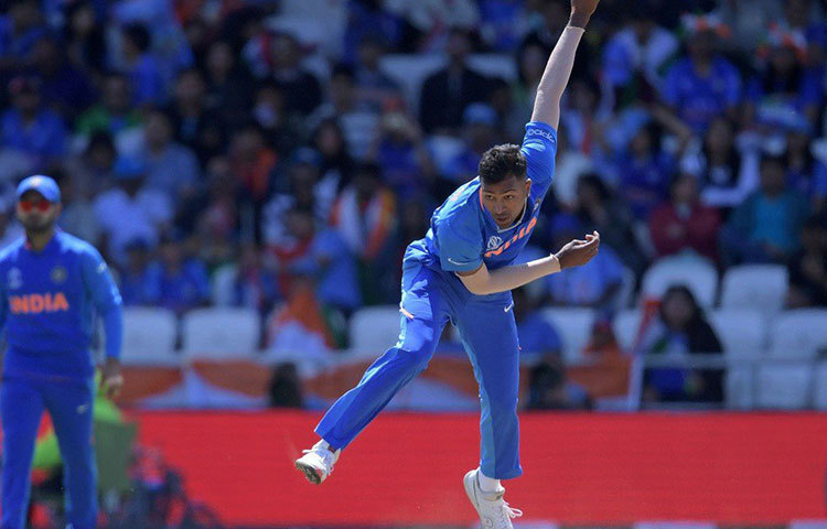 হার্দিক পান্ডে: দ্রুত রান তোলার দরকারে যেমন ভারতের এই অলরাউন্ডারের জুরি মেলা ভার, তেমনই বল হাতে পার্টনারশিপ ভাঙতেও পারদর্শী তিনি। ইংল্যান্ডের পিচে এরকম একজন পেসার অলরাউন্ডার যে কোনও দলেই প্রচণ্ড কার্যকরী।