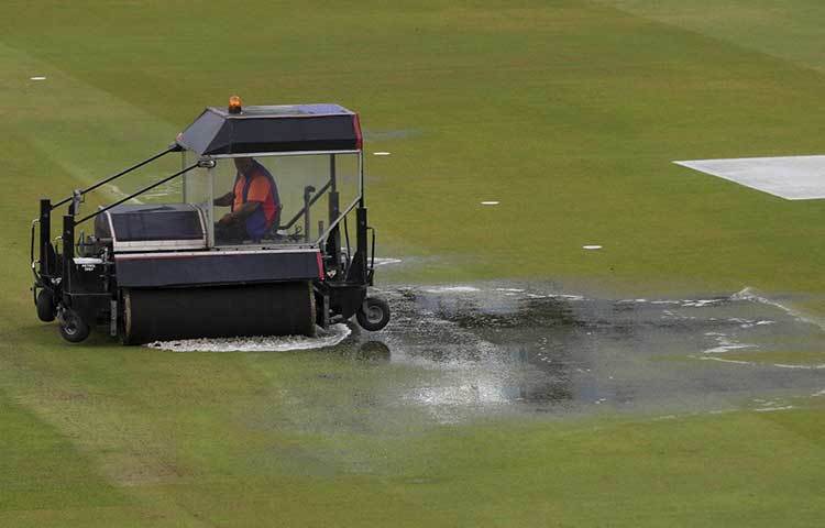 ভারতের কাছে যদি ৪৬ ওভার ব্যাট করার সুযোগ আসে, তা হলে টার্গেট দাঁড়াবে ২৩৭। এটি কিছুটা হলেও সহজ ভারতের কাছে।
