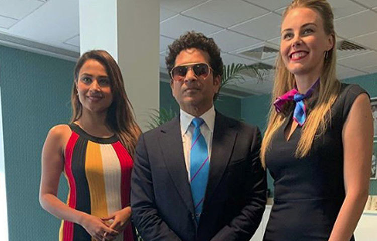 চলতি বিশ্বকাপেও রিধিমা পাঠক-এর পাশাপাশি মহিলা ধারাভাষ্যকর হিসেবে জায়গা করে নিয়েছেন তিনি। কখনও পাকিস্তান সাক্ষাৎকার নিতে দেখা যাচ্ছে তাকে, আবার কখনও বা বাইশ গজের উত্তেজনা সরাসরি পৌঁছে দিচ্ছেন সাধারণের কাছে।