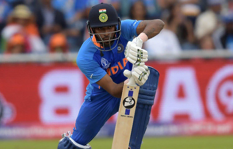 এই বিশ্বকাপে বার বার দেখা গিয়েছে ভারতের মিডল অর্ডারের ওপর নির্ভর করা যাচ্ছে না। বিশ্বকাপে আসার আগে প্রশ্ন ছিল এই মিডল অর্ডার নিয়ে। যার উত্তর সেমিফাইনালে উঠেও পেল না ভারত। ভুল শট খেলে ফেরেন পান্ডেও।