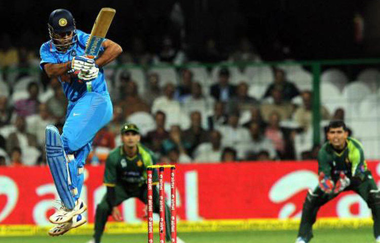 ২০১২ সালে পাকিস্তানের বিরুদ্ধে আরও একটি সেরা ইনিংস খেলেন মহেন্দ্র সিং ধোনি। মাত্র ২৯ রানে ভারতের ৫ উইকেট পরে যাওয়ার পরও ধোনির করা ১২৫ বলে ১১৩ রানের ইনিংসটির দৌলতে সম্পূর্ণ ৫০ ওভার খেলতে সক্ষম হয় ভারত। যদিও জয়ের জন্য তা যথেষ্ট ছিল না।