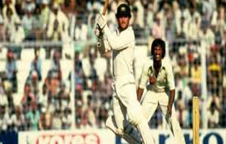 মাদ্রাজে ১৯৮৭ সালে অস্ট্রেলিয়া ভারতকে ১ রানে হারায়। বিশ্বকাপের প্রথম ম্যাচেই বিতর্ক দেখা যায় এই ম্যাচ ঘিরে। ২৮তম ওভারে মনিন্দর সিংহের বলে ডিন জোন্সের মারা শট বাউন্ডারি অতিক্রম করলেও আম্পায়াররা নিশ্চিত ছিলেন না এটা বাউন্ডারি না ওভার বাউন্ডারি! রবি শাস্ত্রী জানান, ওটি বাউন্ডারি। ব্যাটসম্যান জোন্স তাতে অসন্তুষ্ট হন।