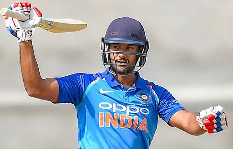 মায়াঙ্ক আগরওয়াল: বিজয় শঙ্কর চোট পাওয়ায় বিশ্বকাপে ডেকে পাঠানো হয়েছিল তাকে। তবে ওয়ানডে ও টি-টোয়েন্টি দলের জন্য তাকেই নেয়া হবে নাকি দেখে নেওয়া হবে শ্রেয়াস আইয়ারকে? ঘরোয়া লিগে শ্রেয়াসের ফর্ম তার হয়ে ব্যাট করবে কালকে দল নির্বাচনে। দেখা যাক মিডল অর্ডারের রোগ সারাতে কাকে ডাকা হয় দলে।