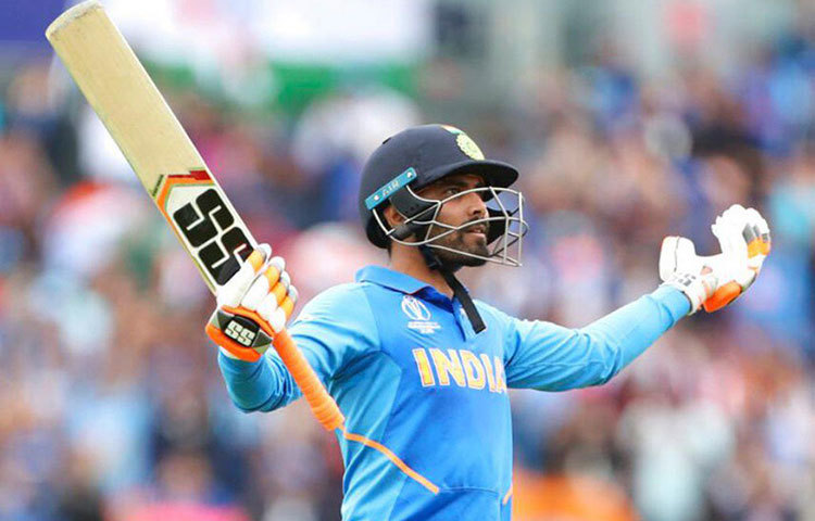 রবীন্দ্র জাদেজা: তার মতো একজন ফিল্ডার, বোলার ও ব্যাটসম্যানের প্যাকেজকে বাদ দেওয়া খুব বুদ্ধিমানের কাজ হবে না। তিনি দলের একজন অন্যতম মূল্যবান সদস্য হয়ে উঠেছেন। অভিজ্ঞতার দাম বোঝাচ্ছেন ৩০ বছরের এই অলরাউন্ডার।