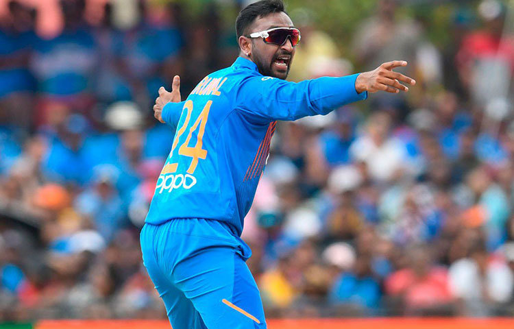 ক্রুণাল পান্ডে: ব্যাট হোক বা বল— দুই বিভাগেই নিজের দক্ষতার প্রমাণ দিয়ে দলে অপরিহার্য হয়ে ওঠার ছাপ রাখছেন ক্রুণাল। আর একটু ধৈর্য বাড়ালে ও ধীরস্থির হলেই ক্রুণালের পারফরম্যান্স আরও পরিণত হতে পারে বলে মত ক্রিকেট বিশেষজ্ঞদের। কাজেই আজ ম্যাচে তার বাদ যাওয়ার কোনো প্রশ্নই নেই।