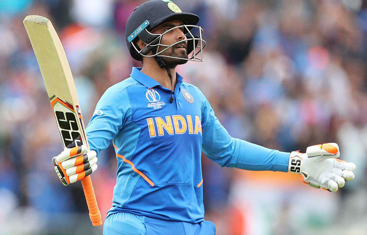 রবীন্দ্র জাদেজা: হার্দিককে বিশ্রাম দেয়া হয়েছে এই সফরে। দলে অলরাউন্ডার বলতে তিনিই। সত্যিকারের ‘থ্রি-ডি’ ক্রিকেটার বোধ হয় তিনিই। তাই তাকে বাইরে রাখা খুব বুদ্ধিমানের কাজ হবে না।