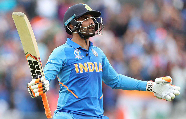 রবীন্দ্র জাদেজা: তিনি দলে থাকা মানে ফিল্ডিংয়ে রান বাঁচাবেন, বল হাতে উইকেট নেবেন আবার ব্যাট হাতে দ্রুত রান তুলবেন। দেশের অন্যতম সেরা অলরাউন্ডার তিনি। তাকে প্রথম একাদশে না দেখতে পাওয়ার কোনো কারণ বোধ হয় নেই।