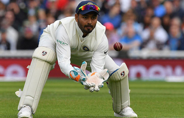 ঋষভ পান্থ: বাংলার উইকেট কিপার ঋদ্ধিমান সাহা নাকি দিল্লির তরুণ পান্থ, কাকে নামাবে ভারত, সেই নিয়ে কৌতূহল তুঙ্গে। তবে ভবিষ্যতের দিকে তাকিয়ে হয়ত পান্থকেই দেখে নিতে চাইবে দল। ভারত অধিনায়কের পছন্দ ঋদ্ধি হলেও এই সিরিজে নতুনদের দেখে নেয়ার সুযোগ ছাড়তে চাইবে না তারা।