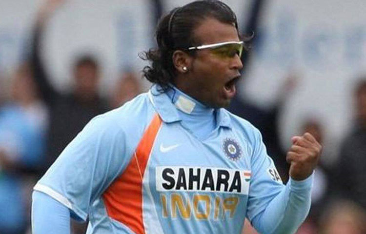 রমেশ পওয়ার: এখনকার ভারতীয় ক্রিকেটের ফিটনেসের সঙ্গে পাল্লা দিতে তো তিনি পারতেনই না, সেই সময়ের ফিটনেসের উপযোগীও ছিলেন না এই অফস্পিনার। যদিও প্রথম শ্রেণির ক্রিকেটে নিয়েছেন ১৩১টি উইকেট।