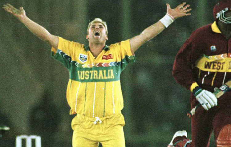 শেন ওয়ার্ন: সেই বিশ্বকাপের দ্বিতীয় সেমিফাইনাল। মুখোমুখি ওয়েস্ট ইন্ডিজ ও অস্ট্রেলিয়া। যদিও প্রথমে বল করে ইয়ান বিশপরা অজিদের থামিয়ে দেন ২০৭ রানে। ব্যাট হাতে শুরুতে জেতার আশা দেখাছিলেন চন্দ্রপল, লারারাও। কিন্তু তখনই আগমন ঘটল ওয়ার্নের। তার স্পিনের জাদুতে একে একে সম্মোহিত হয়ে ফিরে যান লারা, গিবসন, বিশপরা। চার উইকেট নিয়ে তিনিই হন ম্যাচের সেরা, দলকে নিয়ে যান ফাইনালেও।