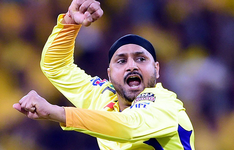 হরভজন সিংহ ২ উইকেট পেয়েছেন ১৫ রানের বিনিময়ে। অন্য দিকে নারাইন ছাড়া কেকেআরের আর কোনো বোলার সফল হতে পারেননি এ দিন।