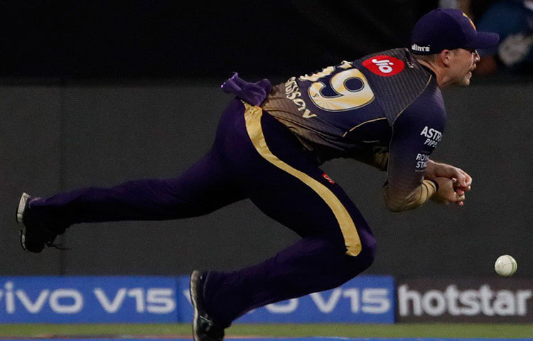 পীযূষ চাওলার বদলে লকি ফার্গুসন নামতে পারেন আজ আট নম্বরে, পিচ সবুজ হলে পেসার দরকার হবে দলের। দুপুরের দিকে ঝড়বৃষ্টির সম্ভাবনা রয়েছে, জানিয়ে দিয়েছে আবহাওয়া দফতর। তাই পিচ ভেজা থাকতে পারে। সে ক্ষেত্রে লকির বল খেলতে সমস্যায় পড়বেন ব্যাটসম্যানরা।